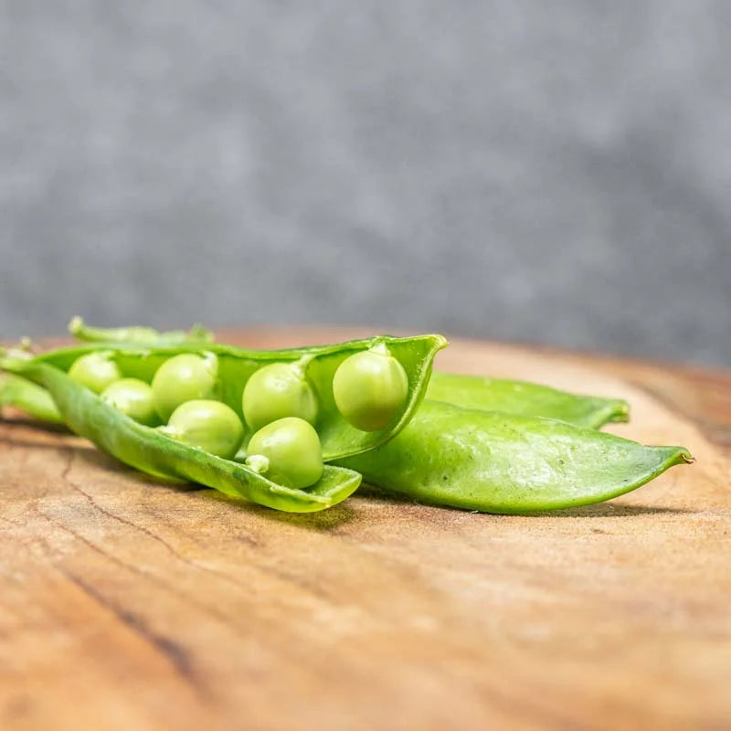 Handvol kleine, dunne groene peulen van rijspeul 'De Weggis'

